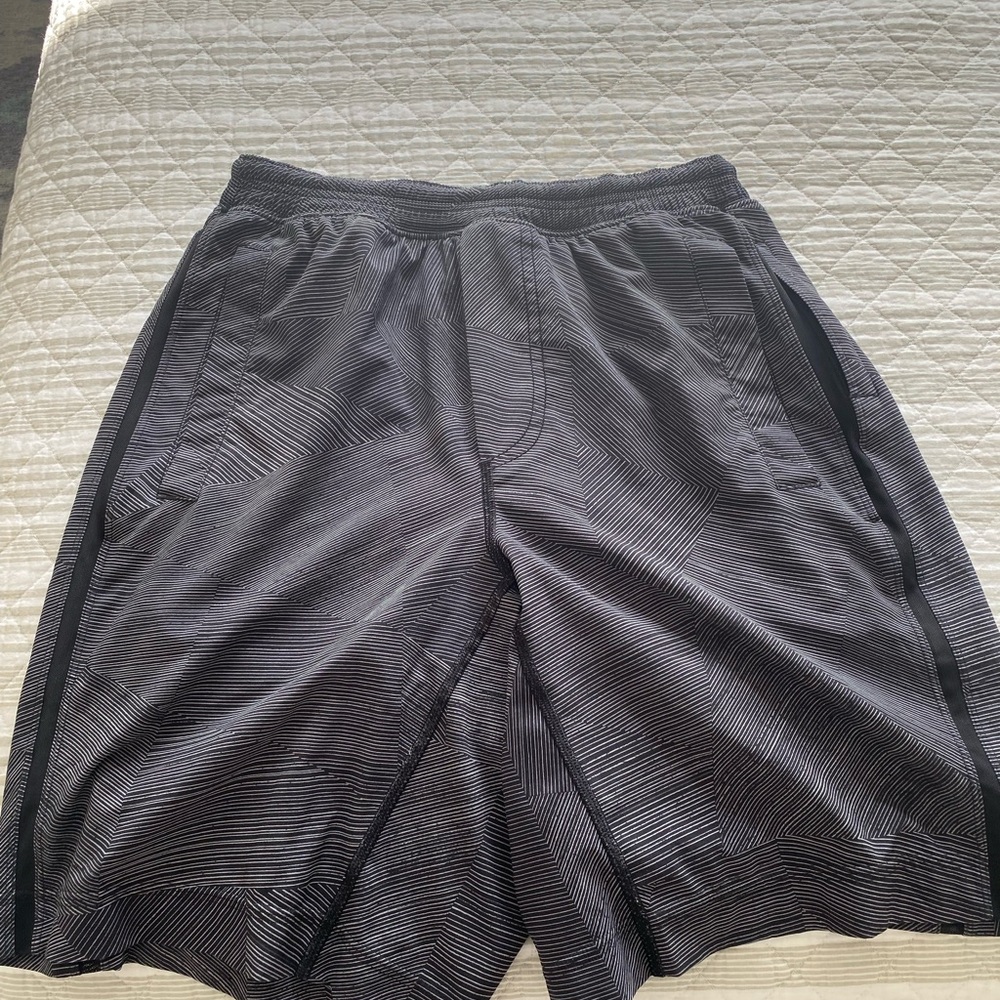 Men’s lululemon lined training shorts